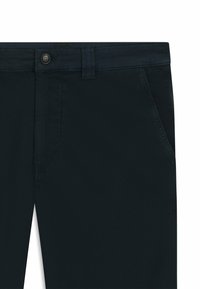 Mörkblå bomullsbyxor med knappstängning, bältesöljor och sidofickor med en slät, strukturerad yta.