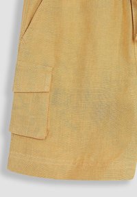 Cargo shorts i lysegult stof med en tekstureret overflade. Har en stor side lomme og en ren, syet kant.