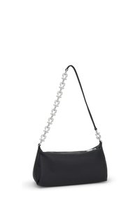 Czarna skórzana torba na ramię o zaokrąglonym kształcie, wyposażona w srebrny łańcuszkowy pasek i teksturowane wykończenie. Zapięcie na zamek u góry.