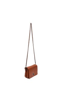 Hnědá kožená crossbody taška s klopou, řetízkem a kovovými detaily. Texturovaný povrch a obdélníkový tvar.