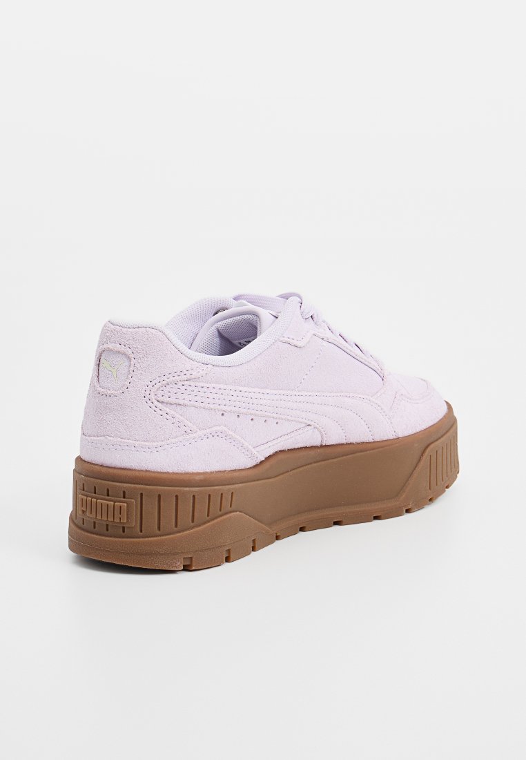 Baskets en suede lilas clair avec une semelle en caoutchouc brun épais, des accents texturés et un design à lacets. Présente un petit logo sur le talon.