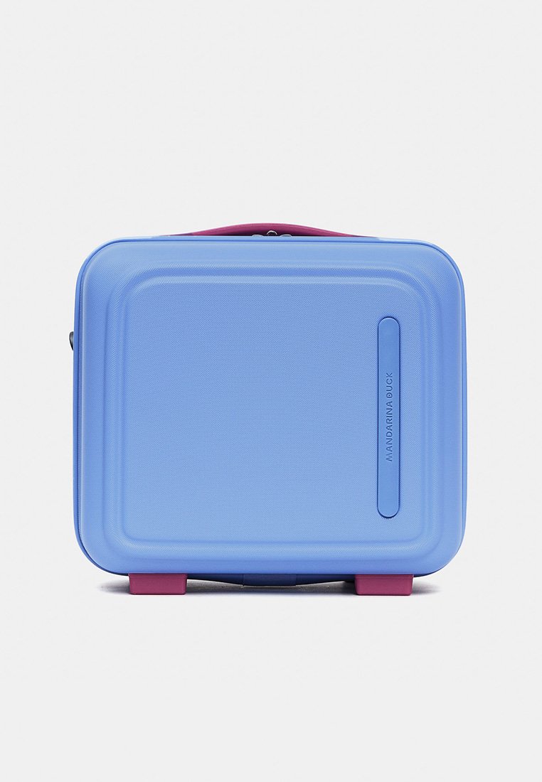 Hartschalenkoffer in Hellblau mit strukturierter Oberfläche, rosa Akzenten am Griff und an den Füßen sowie einem minimalistischen Design mit Markendetails.