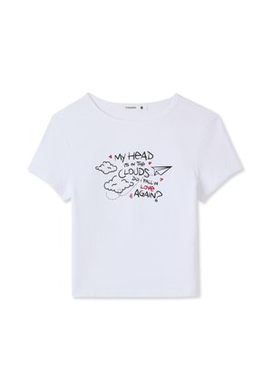 T-shirt corta in cotone bianco con testo stampato in nero e rosso, nuvole e design di un aeroplanino di carta. Maniche corte e scollo rotondo.