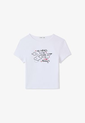 T-shirt corta in cotone bianco con testo stampato in nero e rosso, nuvole e design di un aeroplanino di carta. Maniche corte e scollo rotondo.