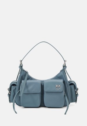 Borsa a mano in nylon blu con forma curvata, caratterizzata da due tasche frontali, hardware in argento e una tracolla corta. Superficie testurizzata.