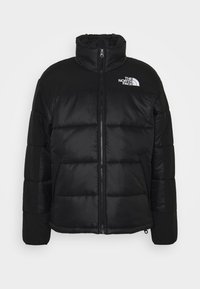 Chaqueta negra acolchada de North Face con cuello alto, cremallera frontal, dos bolsillos laterales y logo de la marca en el pecho.