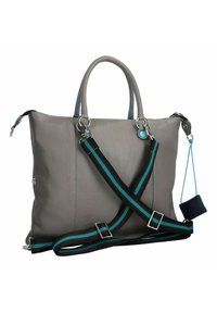 Bolso tote de cuero gris con asas dobles, correa de hombro ajustable a rayas en negro y verde azulado, y detalles de herrajes plateados. Incluye un pequeño estuche adjunto.