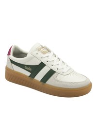 Zapatilla blanca con franjas verdes y blancas, acento de ante texturizado, suela de goma y detalles del logotipo dorados. Presenta un diseño con cordones y una pestaña trasera rosa.