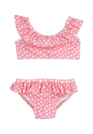 Różowy dwuczęściowy strój kąpielowy w białe gwiazdki. Górna część ma falbaniaste akcenty na ramionach, a dolna ma falbaniaste krawędzie. Wykonany z miękkiej, elastycznej tkaniny.