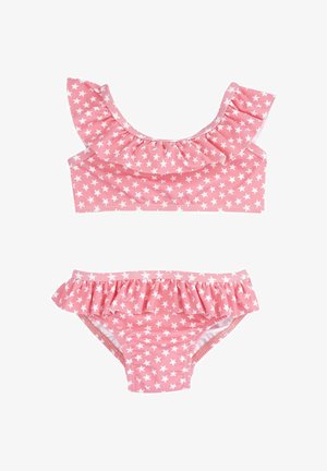 Maillot de bain deux pièces rose avec un motif d'étoiles blanches. Le haut présente des accents de manches froncées ; le bas a des bords froncés. Fabriqué en tissu doux et extensible.