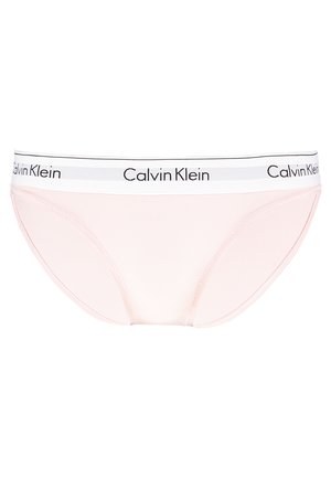 Calvin Klein damunderkläder i ljusrosa tyg. Har en vit midja med svart logotyp och en enkel, slät design.
