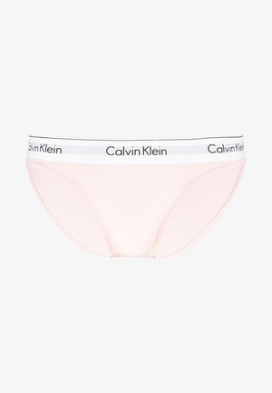 Cuecas femininas Calvin Klein em tecido rosa claro. Apresentam uma faixa branca com o logotipo em preto e um design simples e suave.