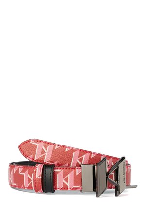 Ceinture rouge avec motif répétitif blanc du logo KL, boucle noire et boucle métallique argentée gravée avec "Karl Lagerfeld."