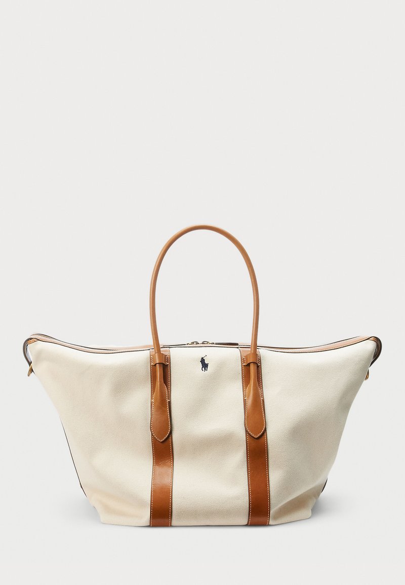 Beige Leinenshopper mit braunen Lederakzenten und Griffen. Verfügt über einen Reißverschluss und ein Logo auf der Vorderseite. Großes, geräumiges Design.