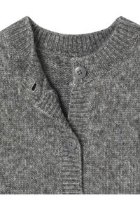 Grauer gestrickter Cardigan mit V-Ausschnitt, zwei grauen Knöpfen und gerippten Details am Kragen und an der Blende. Weiche Textur mit einem gemischten Fadenmuster.
