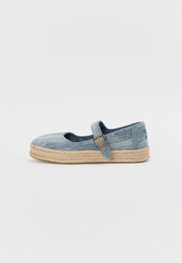 Espadrilha de tecido azul com bico arredondado, tira no tornozelo e solado em juta trançada. Apresenta um cabedal texturizado e um design plano e flexível.