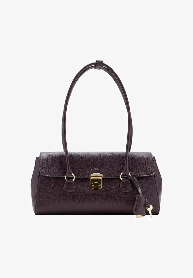 Sac à main en cuir marron foncé avec deux anses, fermoir doré et détail de serrure à clé attaché sur fond blanc.