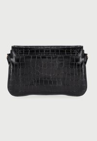Clutch bag nera in pelle sintetica con un motivo testurizzato a coccodrillo, forma rettangolare e parte superiore pieghevole. Include una tracolla removibile.