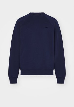 Navyblå sweatshirt i en bomullsblandning, med rund halsringning, raglanärmar och en subtil logotyp på framsidan. Slät textur.