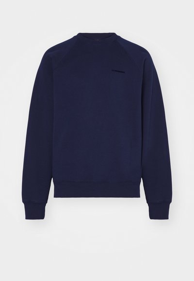 Sudadera color azul marino hecha de mezcla de algodón, con cuello redondo, mangas raglán y un sutil logo de la marca en el frontal. Textura suave.