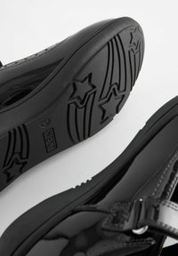 Next SCHOOL BROGUE DETAIL MARY JANE NARROW FIT E - Bailarinas con hebilla - black patent