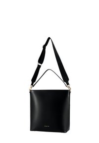 Schwarze quadratische Lederhandtasche mit kurzem Griff und verstellbarem breitem Schulterriemen, kleines goldenes Logo nahe der unteren Mitte.
