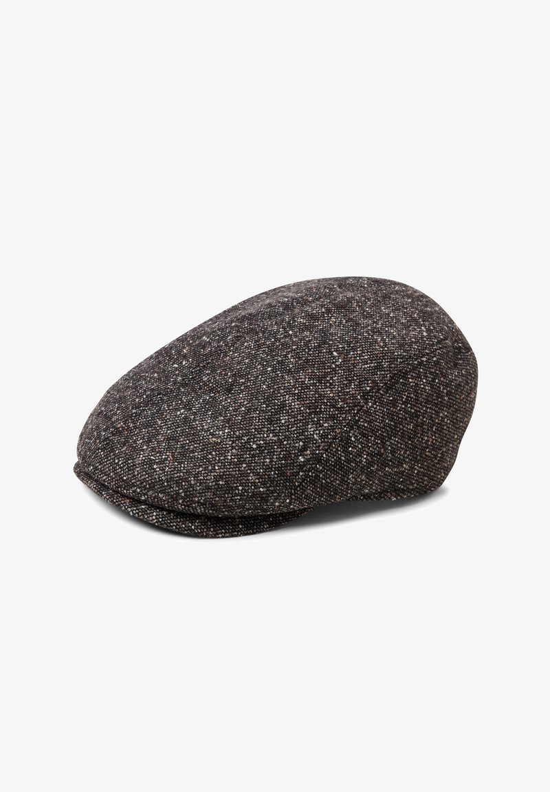 Kaszkiet z teksturowanej ciemnoszarej tkaniny z nakrapianymi wzorami, o zakrzywionym kształcie i subtelnym przeszyciu wzdłuż daszka. Gładka podszewka wewnętrzna.