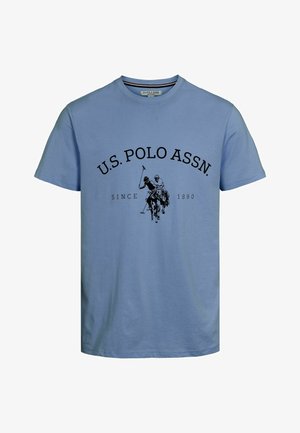 Svetlomodré bavlnené tričko s okrúhlym výstrihom. Čierny potlačený nápis "U.S. POLO ASSN." a grafika dvoch jazdcov na pólo s koňmi.