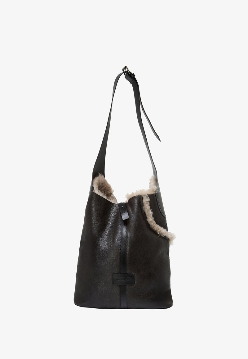 Borsa in pelle nera con rifiniture in pelliccia morbida. Presenta una tracolla singola e una chiusura con zip, evidenziata da un accento a logo rettangolare.