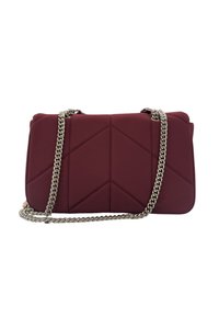 Borsa a tracolla in pelle trapuntata bordeaux con catena argentata, cuciture geometriche, forma rettangolare e texture morbida e imbottita.