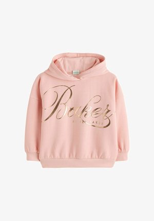 Roosa kapuutsiga pikkade varrukatega dressipluus, millel ees kuldse kirjaga tekst "Baker by Ted Baker".