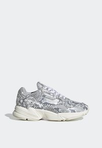 Grå och vita sneakers med mönster i texturerat ormskinn. Har en dämpad sula och vita snören. Diskret logotyp på sidan.