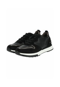Chaussures de sport noires en cuir et daim, avec des accents texturés, un bout rond et une semelle en caoutchouc blanche.