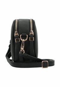 Borsa a tracolla in pelle nera con doppia cerniera dorata, hardware a D-ring e tracolla regolabile. Texture liscia con una forma strutturata.