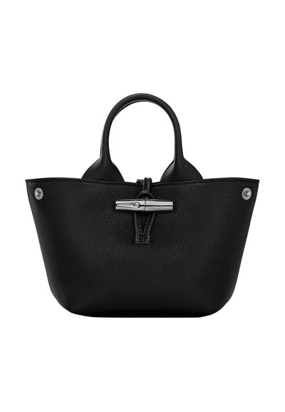 Schwarze Lederhandtasche mit strukturierter Oberfläche, doppelten Griffen und einem silbernen Verschlussmechanismus. Kompakte Form mit kontrastierenden Details.