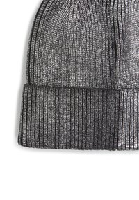 Pletena kapa u metalno crnoj i srebrnoj boji, s rebrastom teksturom i preklopnim rubom. Glatka i reflektivna površina.