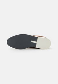 Pier One by Zalando Casual lace-ups - cognac/white