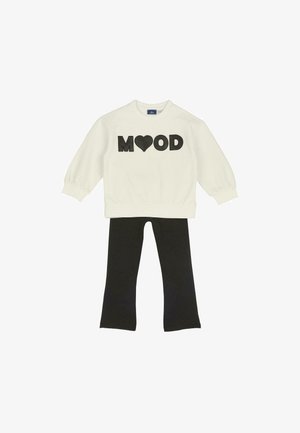 Weißes Sweatshirt mit dem Schriftzug „MOOD“ und einem Herzsymbol, kombiniert mit schwarzen ausgestellten Hosen, auf weißem Hintergrund dargestellt.