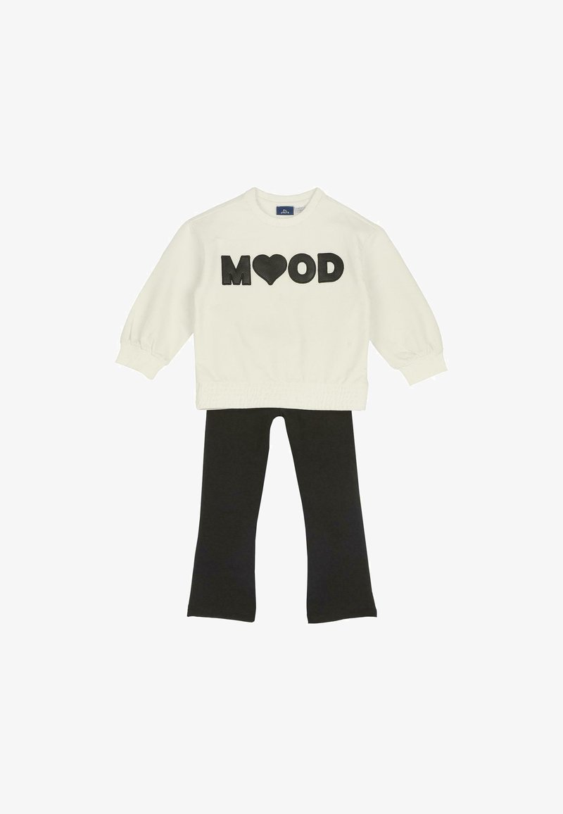 Sweat-shirt blanc avec le texte « MOOD » accompagné d'un symbole cœur, associé à un pantalon flare noir, présenté sur fond blanc.