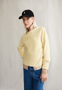 ARMEDANGELS MERINAA - Strickpullover - early yellow