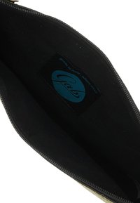 Interno nero di una busta con chiusura a zip. Presenta un'etichetta blu con "Gabs" e un motivo esterno testurizzato.
