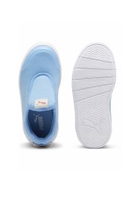 Céklakék slip-on cipők szövet felsőrésszel és fehér gumitalppal, logócímkével és textúrált talppal a tapadás érdekében.