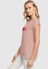 Merchcode VALENTINES DAY - XOXO EXTENDED SHOULDER  - Apdrukāts T-krekls - duskrose