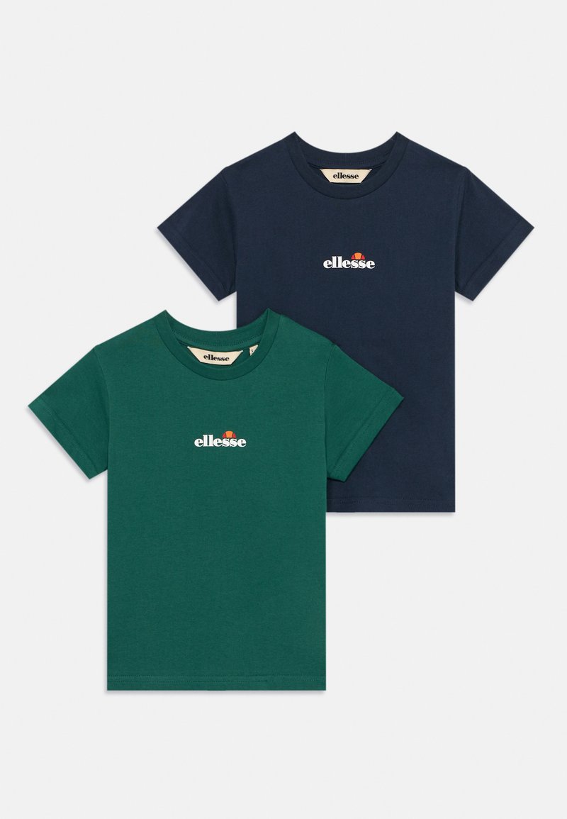 Divas īssām piedurknēm t-krekli, viens tumši zaļš un otrs jūras zils, izgatavoti no kokvilnas ar nelielu baltu logo uz krūtīm.