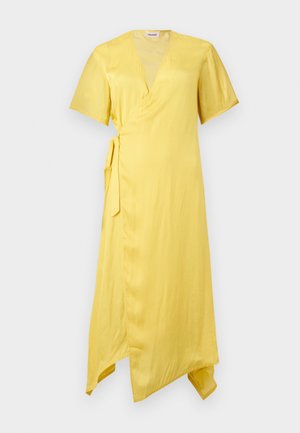 Rochie tip wrap galbenă cu mâneci scurte, decolteu în V, șnur lateral și tiv asimetric, afișată pe un fundal simplu și deschis.