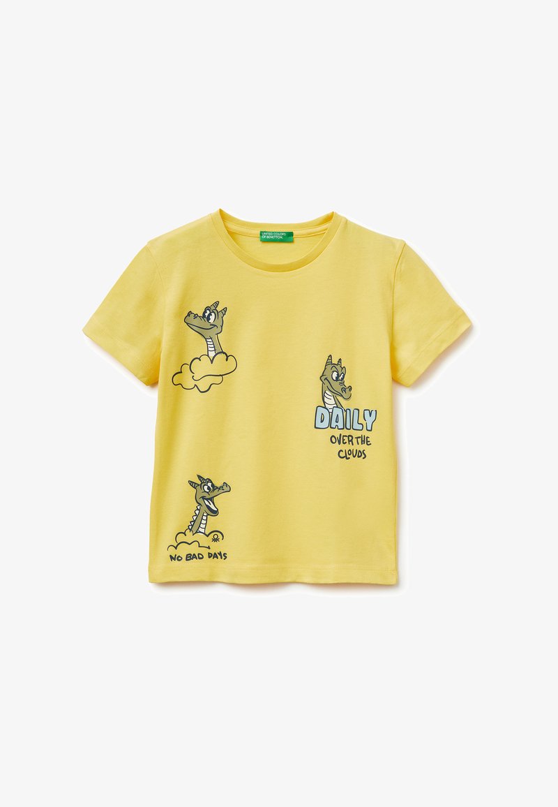 Geel T-shirt met korte mouwen met cartoon drakenkoppen, wolken en de tekst "DAILY OVER THE CLOUDS" en "NO BAD DAYS" op de voorkant.