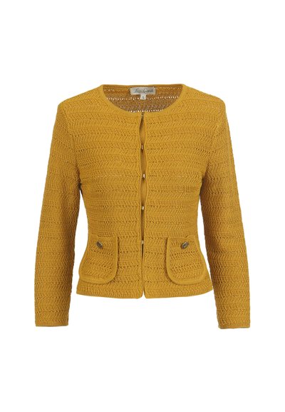Senfgelber, gestrickter Cardigan mit langen Ärmeln, rundem Ausschnitt, Knöpfen vorne und zwei aufgesetzten Taschen mit dekorativen Knöpfen.