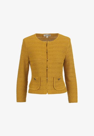 Senfgelber, gestrickter Cardigan mit langen Ärmeln, rundem Ausschnitt, Knöpfen vorne und zwei aufgesetzten Taschen mit dekorativen Knöpfen.
