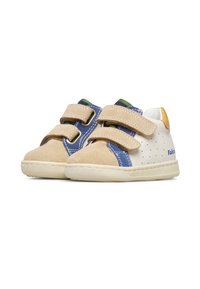 Scarpe leggere per bambini realizzate in suede beige e pelle bianca, con accenti blu, due cinturini in Velcro e una suola di gomma testurizzata.