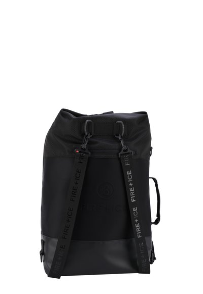 Czarny plecak typu roll-top z teksturowaną górą, gładką dolną częścią, regulowanymi paskami i wytłoczonym logo. Minimalistyczny design z trwałych materiałów.